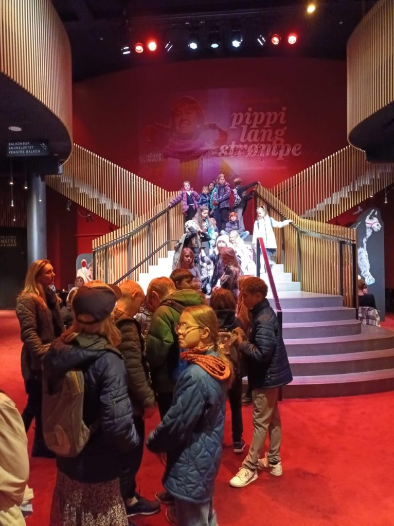 Uczniowie Szkoły Polskiej w Kopenhadze w teatrze na spektaklu „Pippi Langstrømpe”
