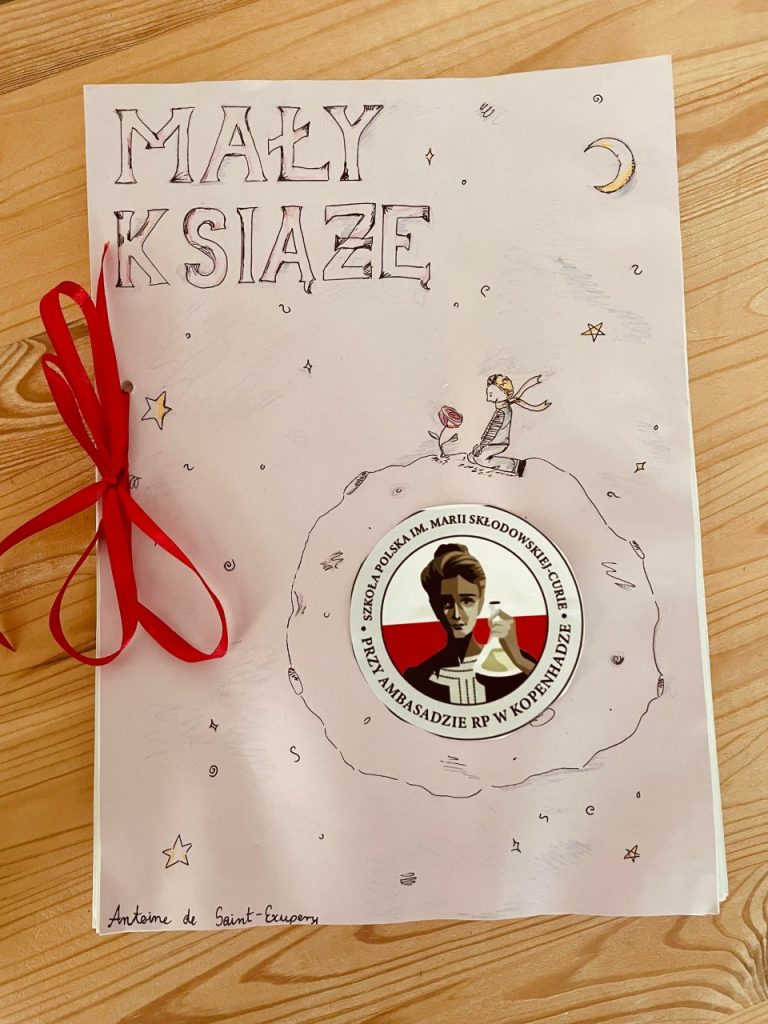 W Szkole Polskiej im. Marii Skłodowskiej- Curie przy Ambasadzie RP w Kopenhadze powstał rękopis „Małego Księcia”.