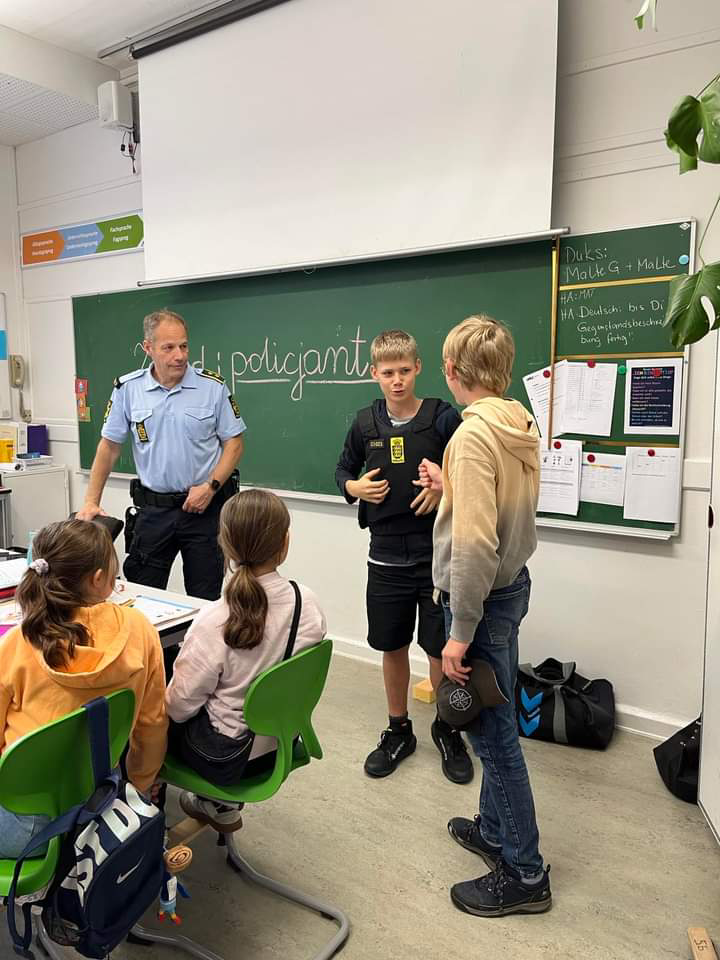 Międzynarodowy projekt czytelniczy „Czytam z klasą lekturki spod chmurki-na tropach dobroczynności”. Spotkanie z policjantem:)