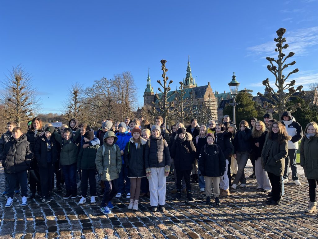 Autokarowa wycieczka szkolna do Frederiksborg Slot w Hillerød.