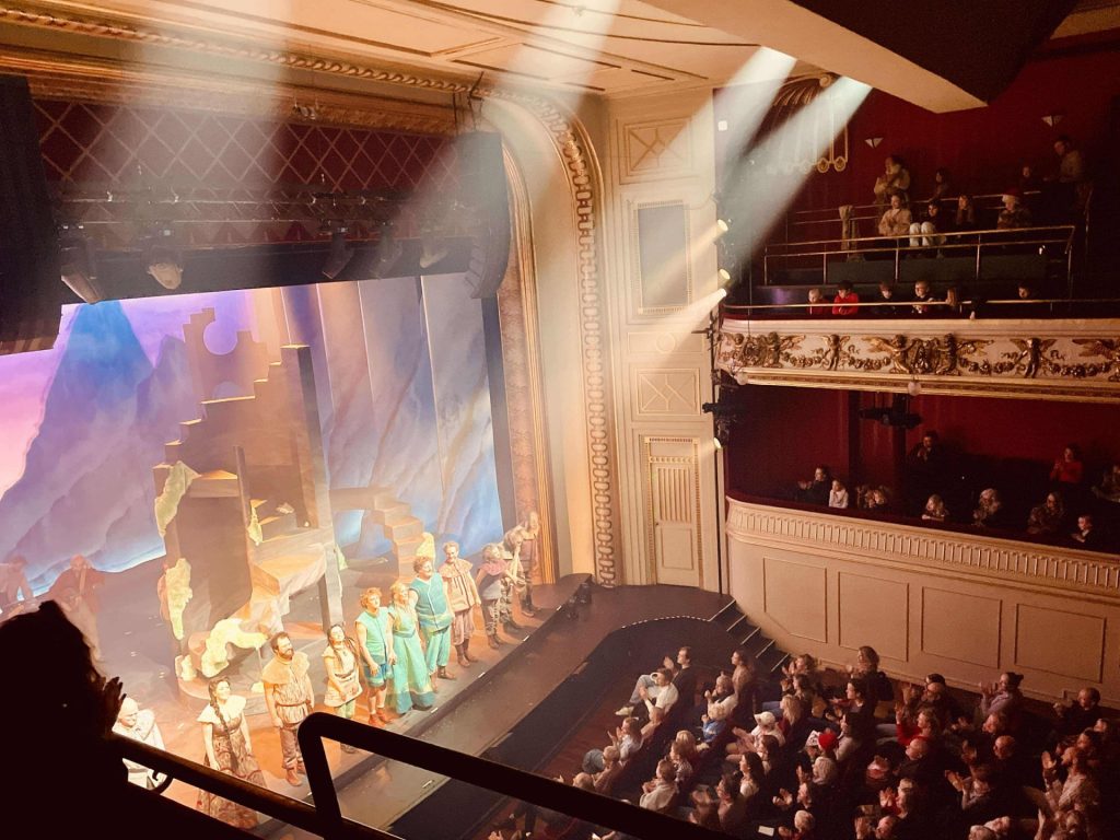 Uczniowie SP Kopenhaga w Folketeatret na przedstawieniu pt. Ronja Røverdatter.