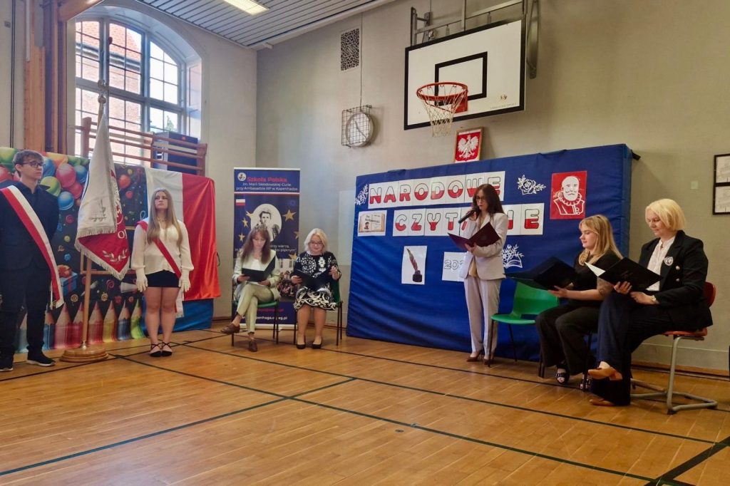 NARODOWE CZYTANIE 2025 W SZKOLE POLSKIEJ – JAN KOCHANOWSKI „PIEŚNI”